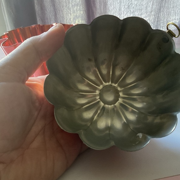 Vintage two copper jello molds- 3 1/2 cups and 2 cups- very decorative - used - Picture 9 of 11